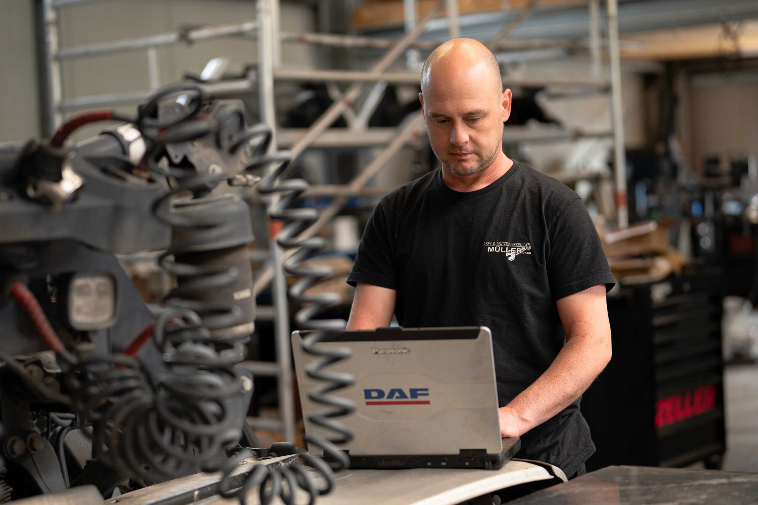 Mechaniker steht am laptop